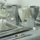 vaisselle plastique réutilisable carréé argent et blanc nacré