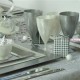 vaisselle plastique réutilisable carrée argent et blanc nacré