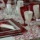 Présentation d'assiette rouge et blanc nacré carrée