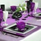 Assiette réutilisable carrée 18 cm coloris noir associée à des assiettes blanc et violet
