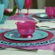Coupe dessert associée à de la vaisselle couleur rose fuchsia et turquoise
