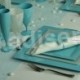vaisselle plastique rigide turquoise et blanc nacré