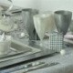 vaisselle plastique rigide carréé argent et blanc nacré