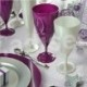 association de verres à pied de couleur blanc nacré et pourpre 