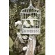 Cage à oiseaux tirelire blanche décorée de banderoles, guirlandes, fleurs et oiseau blanc