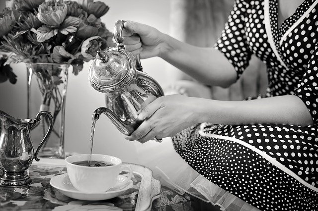 Th√®me d√©co Noir et Blanc : la s√©lection Adiserve de vaisselle jetable √©cologique pour vos f√™tes et repas