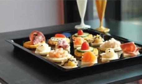 Plateau apéritif noir jetable