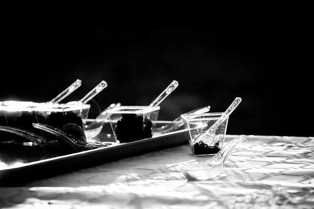 Un Nouvel An en noir et blanc avec une vaisselle jetable design et une d√©co des plus soign√©es